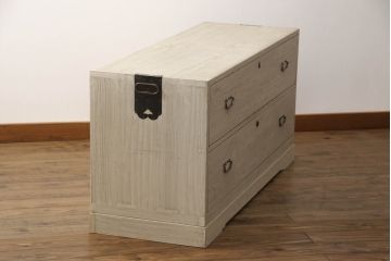 3段重ね桐箪笥を2つのローチェストにリメイク!中段は幅を小さく加工。1段目の引き出しを2分割し、新たに仕切りを追加。中段の下2段と下段の引き出しをフラップダウン仕様に。どちらとも側面に持ち手の取り付け。