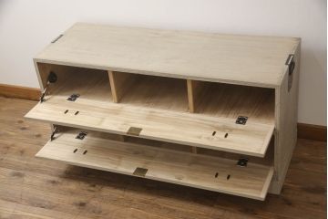 3段重ね桐箪笥を2つのローチェストにリメイク!中段は幅を小さく加工。1段目の引き出しを2分割し、新たに仕切りを追加。中段の下2段と下段の引き出しをフラップダウン仕様に。どちらとも側面に持ち手の取り付け。