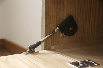 3段重ね桐箪笥を2つのローチェストにリメイク!中段は幅を小さく加工。1段目の引き出しを2分割し、新たに仕切りを追加。中段の下2段と下段の引き出しをフラップダウン仕様に。どちらとも側面に持ち手の取り付け。