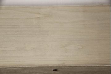 3段重ね桐箪笥を2つのローチェストにリメイク!中段は幅を小さく加工。1段目の引き出しを2分割し、新たに仕切りを追加。中段の下2段と下段の引き出しをフラップダウン仕様に。どちらとも側面に持ち手の取り付け。
