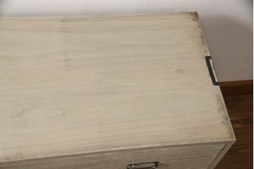 3段重ね桐箪笥を2つのローチェストにリメイク!中段は幅を小さく加工。1段目の引き出しを2分割し、新たに仕切りを追加。中段の下2段と下段の引き出しをフラップダウン仕様に。どちらとも側面に持ち手の取り付け。