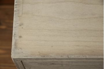 3段重ね桐箪笥を2つのローチェストにリメイク!中段は幅を小さく加工。1段目の引き出しを2分割し、新たに仕切りを追加。中段の下2段と下段の引き出しをフラップダウン仕様に。どちらとも側面に持ち手の取り付け。