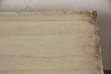 3段重ね桐箪笥を2つのローチェストにリメイク!中段は幅を小さく加工。1段目の引き出しを2分割し、新たに仕切りを追加。中段の下2段と下段の引き出しをフラップダウン仕様に。どちらとも側面に持ち手の取り付け。