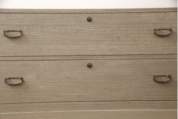 3段重ね桐箪笥を2つのローチェストにリメイク!中段は幅を小さく加工。1段目の引き出しを2分割し、新たに仕切りを追加。中段の下2段と下段の引き出しをフラップダウン仕様に。どちらとも側面に持ち手の取り付け。