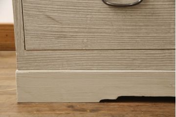 3段重ね桐箪笥を2つのローチェストにリメイク!中段は幅を小さく加工。1段目の引き出しを2分割し、新たに仕切りを追加。中段の下2段と下段の引き出しをフラップダウン仕様に。どちらとも側面に持ち手の取り付け。