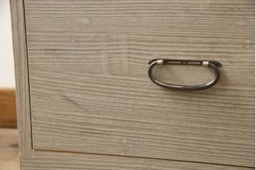 3段重ね桐箪笥を2つのローチェストにリメイク!中段は幅を小さく加工。1段目の引き出しを2分割し、新たに仕切りを追加。中段の下2段と下段の引き出しをフラップダウン仕様に。どちらとも側面に持ち手の取り付け。