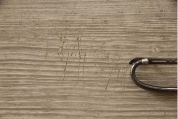 3段重ね桐箪笥を2つのローチェストにリメイク!中段は幅を小さく加工。1段目の引き出しを2分割し、新たに仕切りを追加。中段の下2段と下段の引き出しをフラップダウン仕様に。どちらとも側面に持ち手の取り付け。