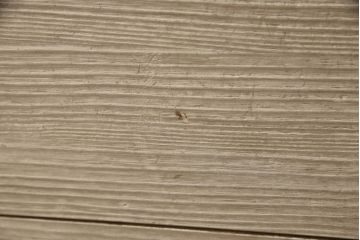 3段重ね桐箪笥を2つのローチェストにリメイク!中段は幅を小さく加工。1段目の引き出しを2分割し、新たに仕切りを追加。中段の下2段と下段の引き出しをフラップダウン仕様に。どちらとも側面に持ち手の取り付け。