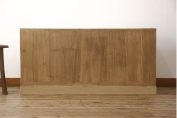 3段重ね桐箪笥を2つのローチェストにリメイク!中段は幅を小さく加工。1段目の引き出しを2分割し、新たに仕切りを追加。中段の下2段と下段の引き出しをフラップダウン仕様に。どちらとも側面に持ち手の取り付け。