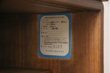 3段重ね桐箪笥をチェストにリメイク!上下段を合わせてひとつのチェストに。ヒノキ無垢材の天板を取り付け。台輪をカットして脚を追加。オーク系に着色仕上げ。