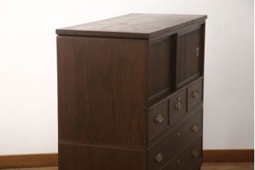 3段重ね桐箪笥をチェストにリメイク!上下段を合わせてひとつのチェストに。ヒノキ無垢材の天板を取り付け。台輪をカットして脚を追加。オーク系に着色仕上げ。
