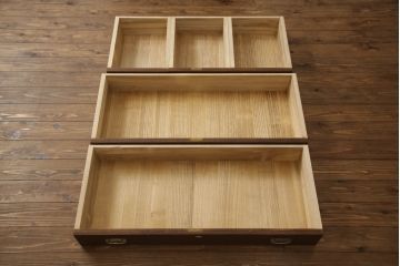 3段重ね桐箪笥をチェストにリメイク!上下段を合わせてひとつのチェストに。ヒノキ無垢材の天板を取り付け。台輪をカットして脚を追加。オーク系に着色仕上げ。