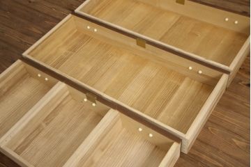 3段重ね桐箪笥をチェストにリメイク!上下段を合わせてひとつのチェストに。ヒノキ無垢材の天板を取り付け。台輪をカットして脚を追加。オーク系に着色仕上げ。