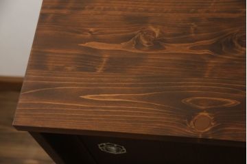 3段重ね桐箪笥をチェストにリメイク!上下段を合わせてひとつのチェストに。ヒノキ無垢材の天板を取り付け。台輪をカットして脚を追加。オーク系に着色仕上げ。