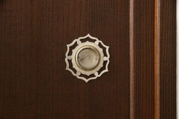 3段重ね桐箪笥をチェストにリメイク!上下段を合わせてひとつのチェストに。ヒノキ無垢材の天板を取り付け。台輪をカットして脚を追加。オーク系に着色仕上げ。