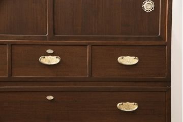 3段重ね桐箪笥をチェストにリメイク!上下段を合わせてひとつのチェストに。ヒノキ無垢材の天板を取り付け。台輪をカットして脚を追加。オーク系に着色仕上げ。
