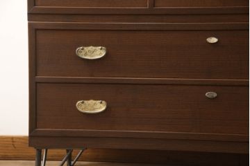 3段重ね桐箪笥をチェストにリメイク!上下段を合わせてひとつのチェストに。ヒノキ無垢材の天板を取り付け。台輪をカットして脚を追加。オーク系に着色仕上げ。