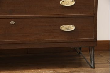 3段重ね桐箪笥をチェストにリメイク!上下段を合わせてひとつのチェストに。ヒノキ無垢材の天板を取り付け。台輪をカットして脚を追加。オーク系に着色仕上げ。