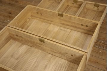 3段重ね桐箪笥を綺麗に再生!クリーニングを施し、可動部分の調整、接合部分の締め直し施工。クリアワックスで仕上げ。