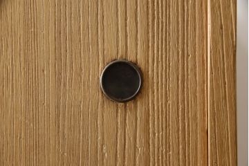 3段重ね桐箪笥を綺麗に再生!クリーニングを施し、可動部分の調整、接合部分の締め直し施工。クリアワックスで仕上げ。