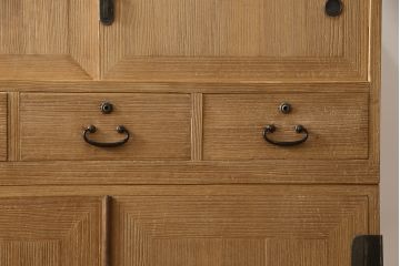 3段重ね桐箪笥を綺麗に再生!クリーニングを施し、可動部分の調整、接合部分の締め直し施工。クリアワックスで仕上げ。