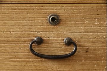 3段重ね桐箪笥を綺麗に再生!クリーニングを施し、可動部分の調整、接合部分の締め直し施工。クリアワックスで仕上げ。