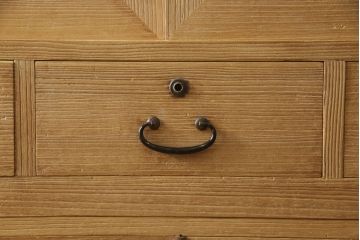 3段重ね桐箪笥を綺麗に再生!クリーニングを施し、可動部分の調整、接合部分の締め直し施工。クリアワックスで仕上げ。