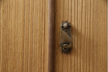 3段重ね桐箪笥を綺麗に再生!クリーニングを施し、可動部分の調整、接合部分の締め直し施工。クリアワックスで仕上げ。