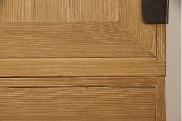 3段重ね桐箪笥を綺麗に再生!クリーニングを施し、可動部分の調整、接合部分の締め直し施工。クリアワックスで仕上げ。