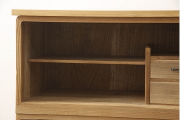 3段重ね桐箪笥を2つのチェストにリメイク!上下段を合わせてひとつのチェストに変更。ヒノキ材の天板を取り付け、台輪を外し新たに脚を追加。中段もヒノキ材の天板と脚を取り付け。全て自然な木地色仕上げ。