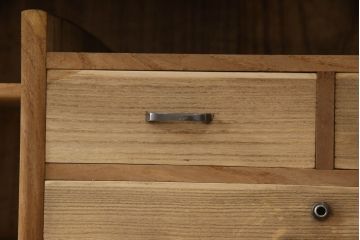 3段重ね桐箪笥を2つのチェストにリメイク!上下段を合わせてひとつのチェストに変更。ヒノキ材の天板を取り付け、台輪を外し新たに脚を追加。中段もヒノキ材の天板と脚を取り付け。全て自然な木地色仕上げ。