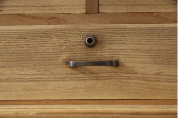 3段重ね桐箪笥を2つのチェストにリメイク!上下段を合わせてひとつのチェストに変更。ヒノキ材の天板を取り付け、台輪を外し新たに脚を追加。中段もヒノキ材の天板と脚を取り付け。全て自然な木地色仕上げ。
