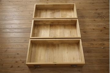 3段重ね桐箪笥を2つのチェストにリメイク!上下段を合わせてひとつのチェストに変更。ヒノキ材の天板を取り付け、台輪を外し新たに脚を追加。中段もヒノキ材の天板と脚を取り付け。全て自然な木地色仕上げ。