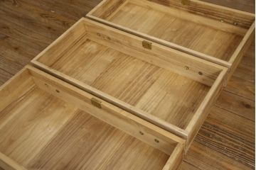 3段重ね桐箪笥を2つのチェストにリメイク!上下段を合わせてひとつのチェストに変更。ヒノキ材の天板を取り付け、台輪を外し新たに脚を追加。中段もヒノキ材の天板と脚を取り付け。全て自然な木地色仕上げ。