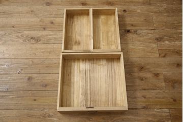 3段重ね桐箪笥を2つのチェストにリメイク!上下段を合わせてひとつのチェストに変更。ヒノキ材の天板を取り付け、台輪を外し新たに脚を追加。中段もヒノキ材の天板と脚を取り付け。全て自然な木地色仕上げ。