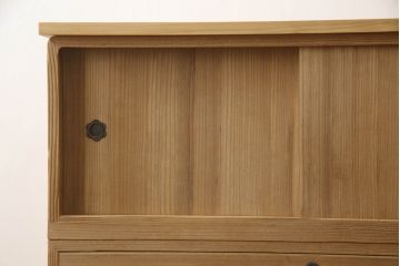 3段重ね桐箪笥を2つのチェストにリメイク!上下段を合わせてひとつのチェストに変更。ヒノキ材の天板を取り付け、台輪を外し新たに脚を追加。中段もヒノキ材の天板と脚を取り付け。全て自然な木地色仕上げ。