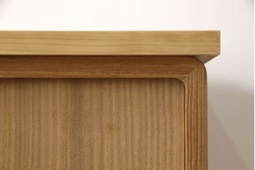 3段重ね桐箪笥を2つのチェストにリメイク!上下段を合わせてひとつのチェストに変更。ヒノキ材の天板を取り付け、台輪を外し新たに脚を追加。中段もヒノキ材の天板と脚を取り付け。全て自然な木地色仕上げ。