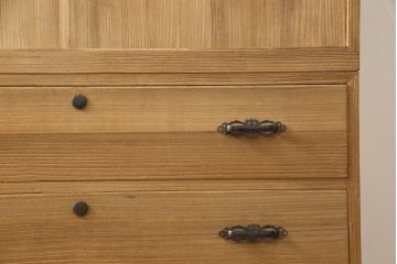 3段重ね桐箪笥を2つのチェストにリメイク!上下段を合わせてひとつのチェストに変更。ヒノキ材の天板を取り付け、台輪を外し新たに脚を追加。中段もヒノキ材の天板と脚を取り付け。全て自然な木地色仕上げ。