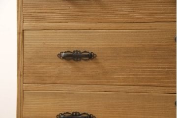 3段重ね桐箪笥を2つのチェストにリメイク!上下段を合わせてひとつのチェストに変更。ヒノキ材の天板を取り付け、台輪を外し新たに脚を追加。中段もヒノキ材の天板と脚を取り付け。全て自然な木地色仕上げ。