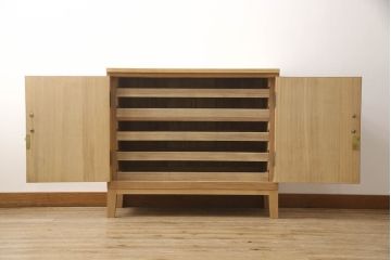 3段重ね桐箪笥を2つのチェストにリメイク!上下段を合わせてひとつのチェストに変更。ヒノキ材の天板を取り付け、台輪を外し新たに脚を追加。中段もヒノキ材の天板と脚を取り付け。全て自然な木地色仕上げ。