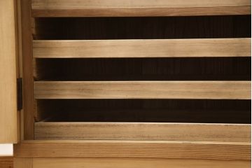 3段重ね桐箪笥を2つのチェストにリメイク!上下段を合わせてひとつのチェストに変更。ヒノキ材の天板を取り付け、台輪を外し新たに脚を追加。中段もヒノキ材の天板と脚を取り付け。全て自然な木地色仕上げ。
