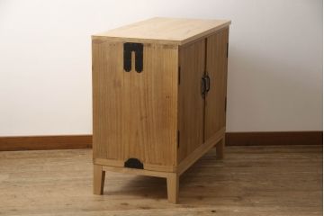 3段重ね桐箪笥を2つのチェストにリメイク!上下段を合わせてひとつのチェストに変更。ヒノキ材の天板を取り付け、台輪を外し新たに脚を追加。中段もヒノキ材の天板と脚を取り付け。全て自然な木地色仕上げ。