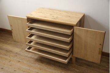 3段重ね桐箪笥を2つのチェストにリメイク!上下段を合わせてひとつのチェストに変更。ヒノキ材の天板を取り付け、台輪を外し新たに脚を追加。中段もヒノキ材の天板と脚を取り付け。全て自然な木地色仕上げ。