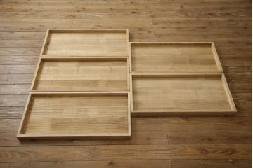 3段重ね桐箪笥を2つのチェストにリメイク!上下段を合わせてひとつのチェストに変更。ヒノキ材の天板を取り付け、台輪を外し新たに脚を追加。中段もヒノキ材の天板と脚を取り付け。全て自然な木地色仕上げ。