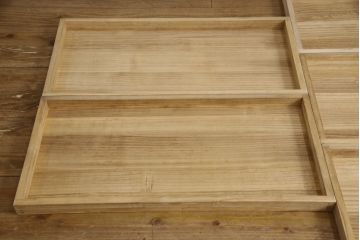 3段重ね桐箪笥を2つのチェストにリメイク!上下段を合わせてひとつのチェストに変更。ヒノキ材の天板を取り付け、台輪を外し新たに脚を追加。中段もヒノキ材の天板と脚を取り付け。全て自然な木地色仕上げ。