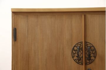 3段重ね桐箪笥を2つのチェストにリメイク!上下段を合わせてひとつのチェストに変更。ヒノキ材の天板を取り付け、台輪を外し新たに脚を追加。中段もヒノキ材の天板と脚を取り付け。全て自然な木地色仕上げ。