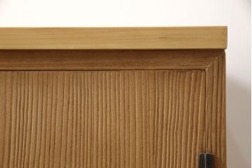 3段重ね桐箪笥を2つのチェストにリメイク!上下段を合わせてひとつのチェストに変更。ヒノキ材の天板を取り付け、台輪を外し新たに脚を追加。中段もヒノキ材の天板と脚を取り付け。全て自然な木地色仕上げ。