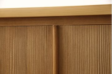 3段重ね桐箪笥を2つのチェストにリメイク!上下段を合わせてひとつのチェストに変更。ヒノキ材の天板を取り付け、台輪を外し新たに脚を追加。中段もヒノキ材の天板と脚を取り付け。全て自然な木地色仕上げ。