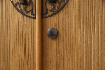 3段重ね桐箪笥を2つのチェストにリメイク!上下段を合わせてひとつのチェストに変更。ヒノキ材の天板を取り付け、台輪を外し新たに脚を追加。中段もヒノキ材の天板と脚を取り付け。全て自然な木地色仕上げ。