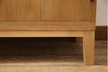 3段重ね桐箪笥を2つのチェストにリメイク!上下段を合わせてひとつのチェストに変更。ヒノキ材の天板を取り付け、台輪を外し新たに脚を追加。中段もヒノキ材の天板と脚を取り付け。全て自然な木地色仕上げ。